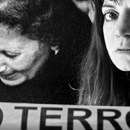 LA DONNA CHE CAMMINA SULLE FERITE DEI SUOI SOGNI